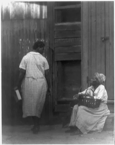 [2 African American women in front of bldg., New Orleans, La.]