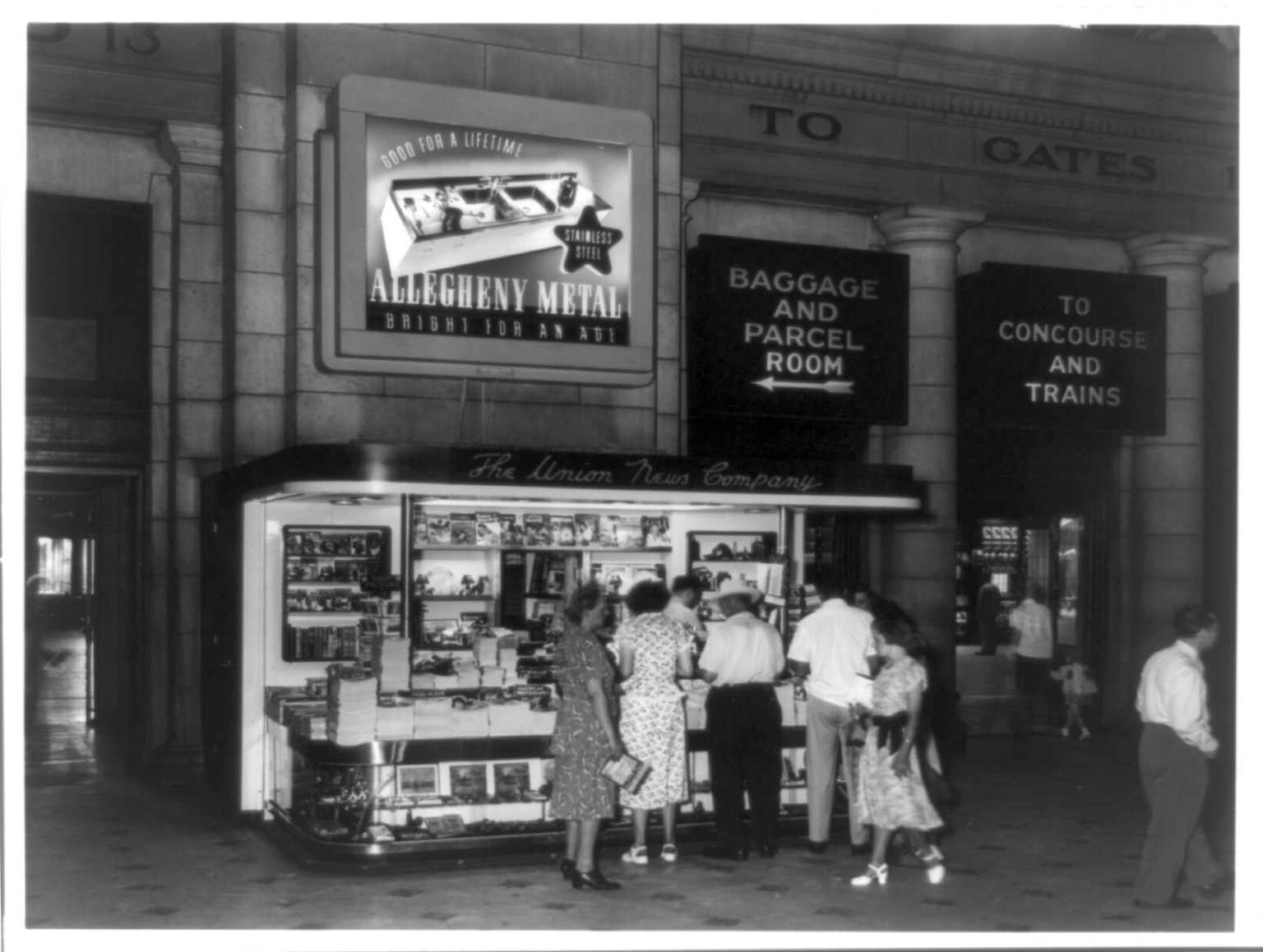 [Magazine stand in Union Station, Washington, D.C.], [between 1930 and 1940(?)] — historic photograph