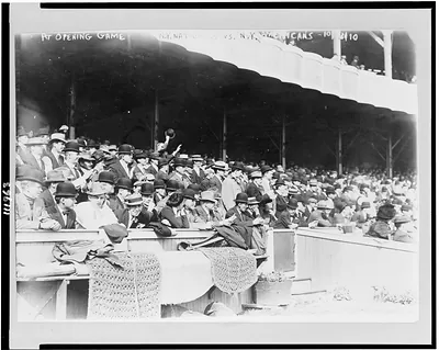 [Baseball fans at the opening game of the unofficial World Series, between the New York Nationals and the New York Americans]