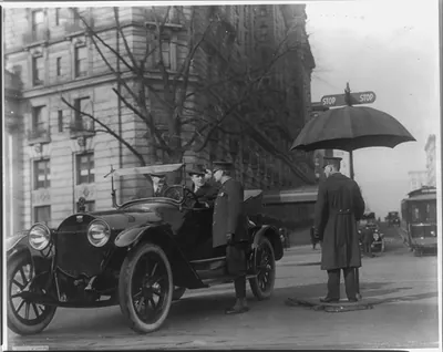 [D.C. - Wash. - 2 men in Haynes auto coupe talking to Traffic policeman at intersection of 14th & Penna. Ave.; Willard Hotel in background]