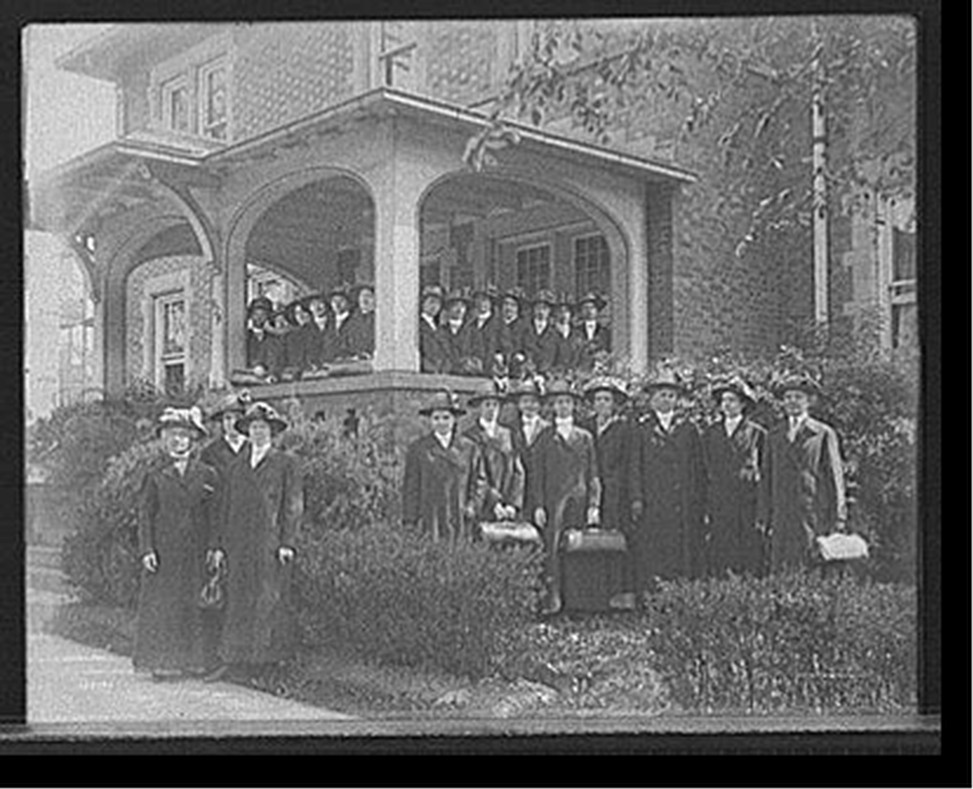[Visiting nurses' building, showing group, Detroit, Mich.], [between 1905 and 1915] — historic photograph