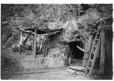 [Grand Canyon]: Entrance of the new tunnel [of copper mine]