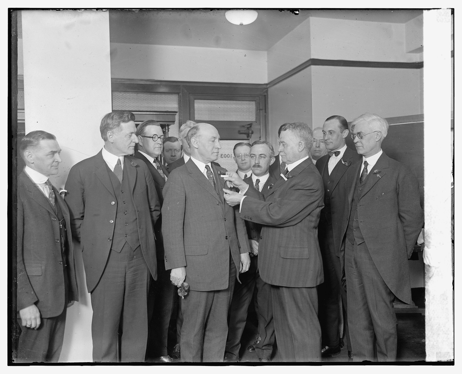 [Gen. Hines & Vets of Foreign Wars, 4/3/24], [1924 March 3] — historic photograph