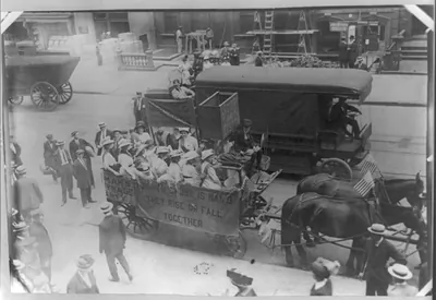 [Suffragettes in horse-drawn wagon on way to City Hall to present Mayor Gaynor with tickets to Yonkers suffrage event, Aug. 30, 1913]