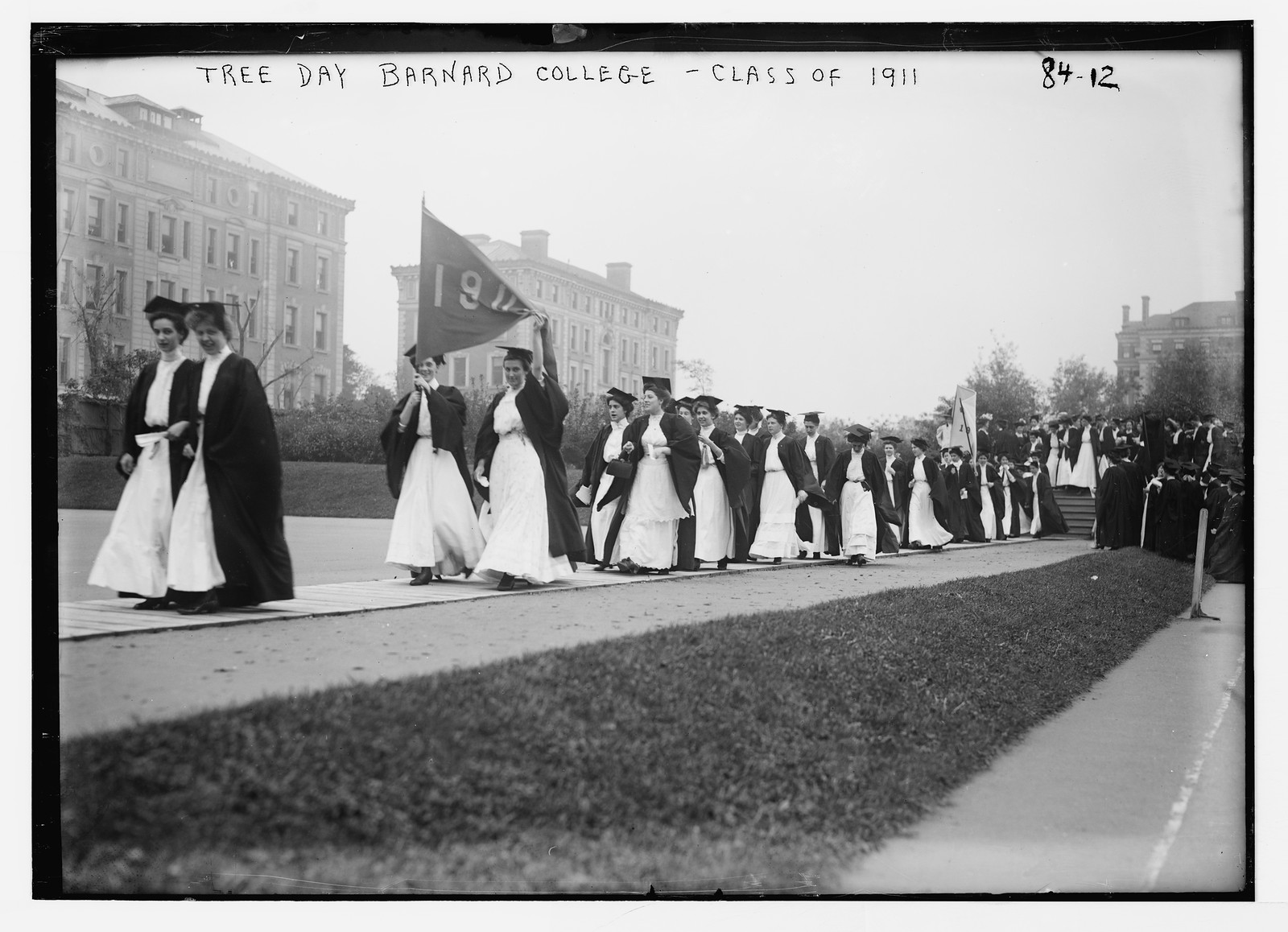 Barnard College. Academic procession on Tree Day, Class of 1911, New York, 5/22/08. — historic photograph