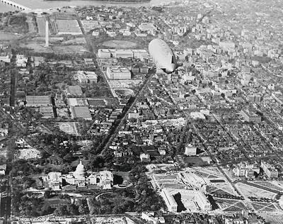 Akron, world's largest dirigible, pays first visit to Capital city / photo by Underwood and Underwood.