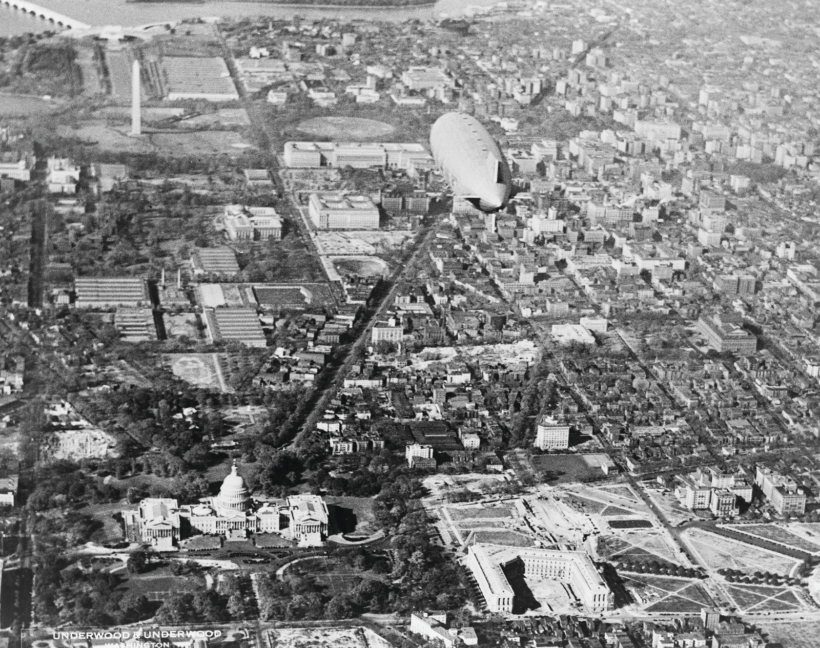 Akron, world's largest dirigible, pays first visit to Capital city / photo by Underwood and Underwood., 1931 Nov. 2. — historic photograph