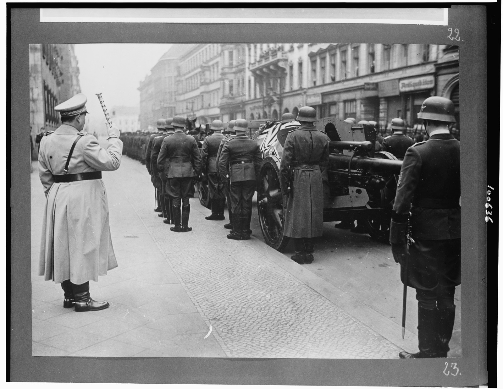 Staatsakt für Oberst Mölders. Trauerzug durch die Stadt zum Invalidenfriedhof — historic photograph