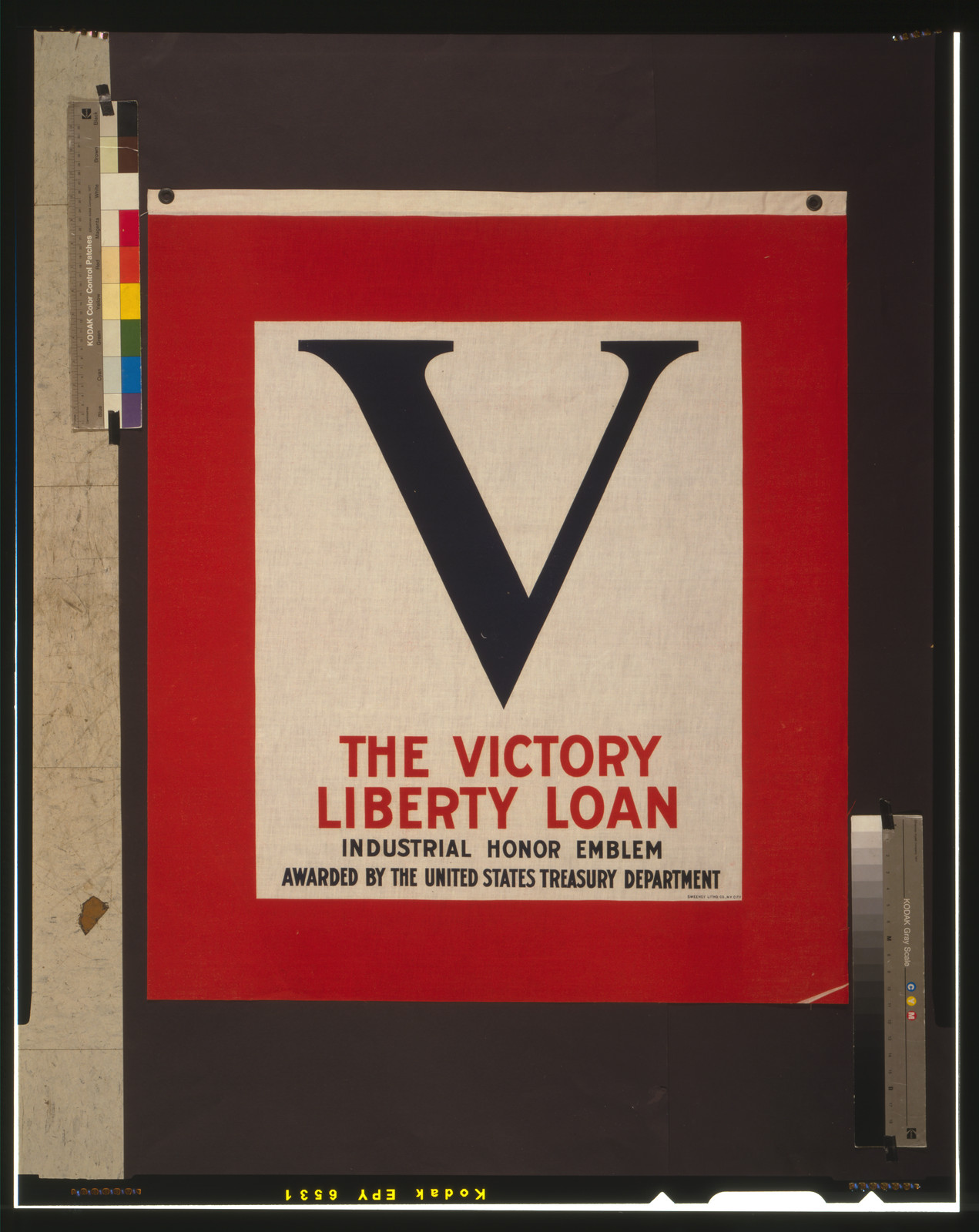 V--The Victory Liberty Loan industrial honor emblem Awarded by the United States Treasury Department., N[ew] Y[ork] City : Sweeney Litho. Co. N.Y. City, [1917] — vintage poster