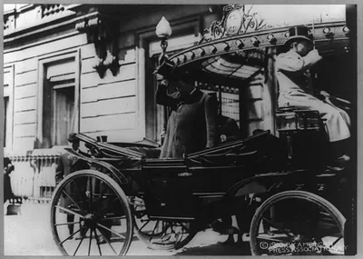 [Col. Theodore Roosevelt standing in carriage and saluting crowd when leaving The Hague from Des Indias Hotel]