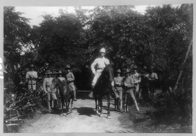 [General Henry Lawton posed on horseback, facing front, and other soldiers, Philippines]