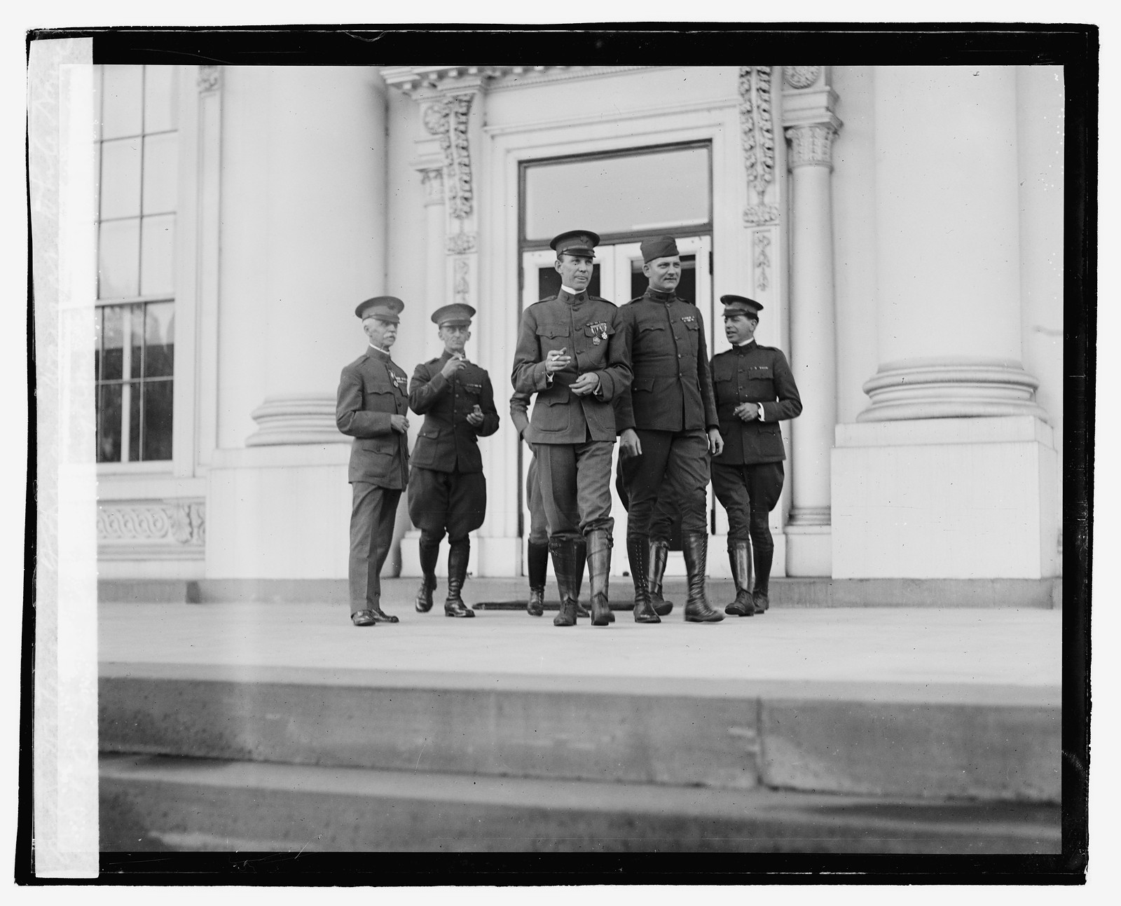Veterans of foreign wars at White House, Ex. Com. in chief Karling and Com. Robt. E. Woo, [1920] — historic photograph