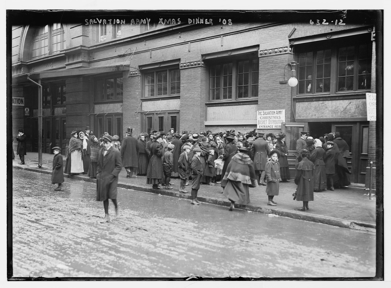 Salvation Army Christmas dinner, crowd waiting at basket distribution window, New York, 1908 — historic photograph
