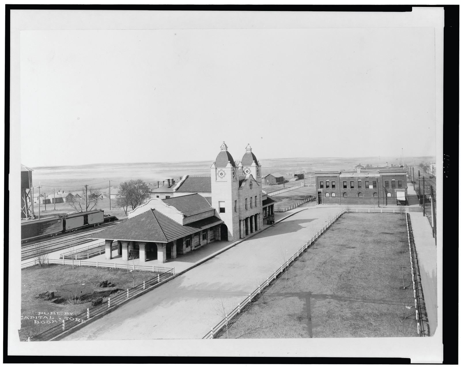[Railroad Station, Bismarck, North Dakota], [between 1910 and 1930] — historic photograph