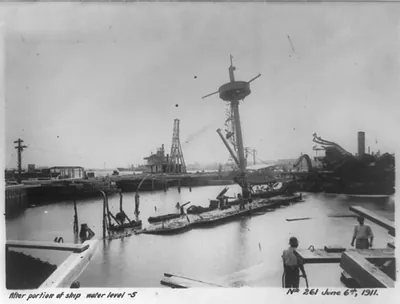 [Raising the wreck of the U.S.S. MAINE in Havana harbor]
