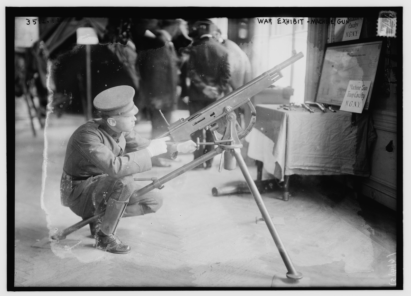 War exhibit -- machine gun, n/a — historic photograph