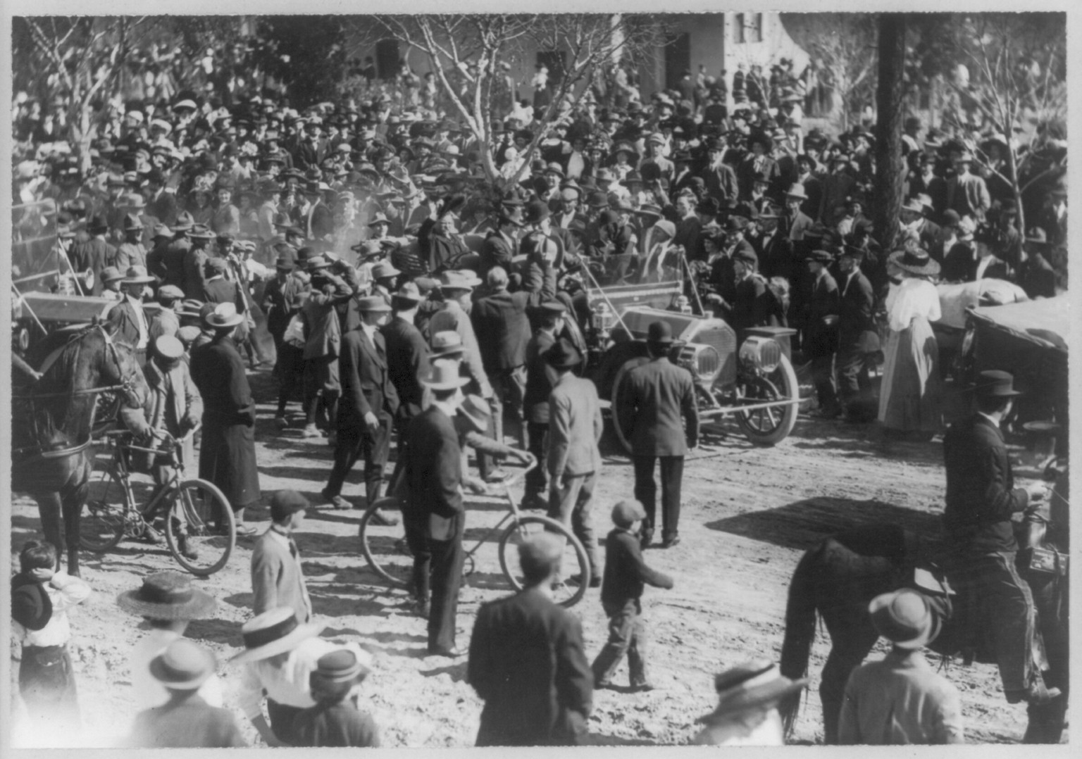 [Theodore Roosevelt, in open car, waving to large crowd, El Paso, Texas] — historic photograph