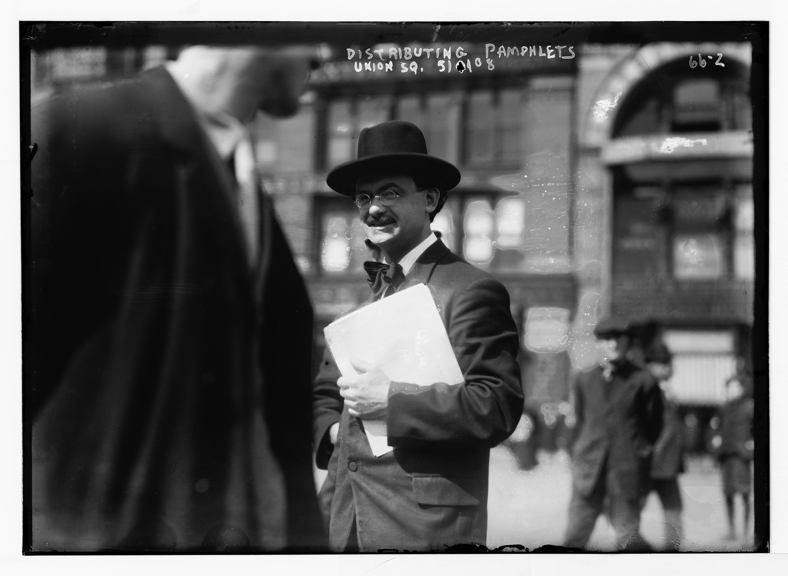 Socialist distributing pamphlets in Union Sq., New York, 5/1/08. — historic photograph