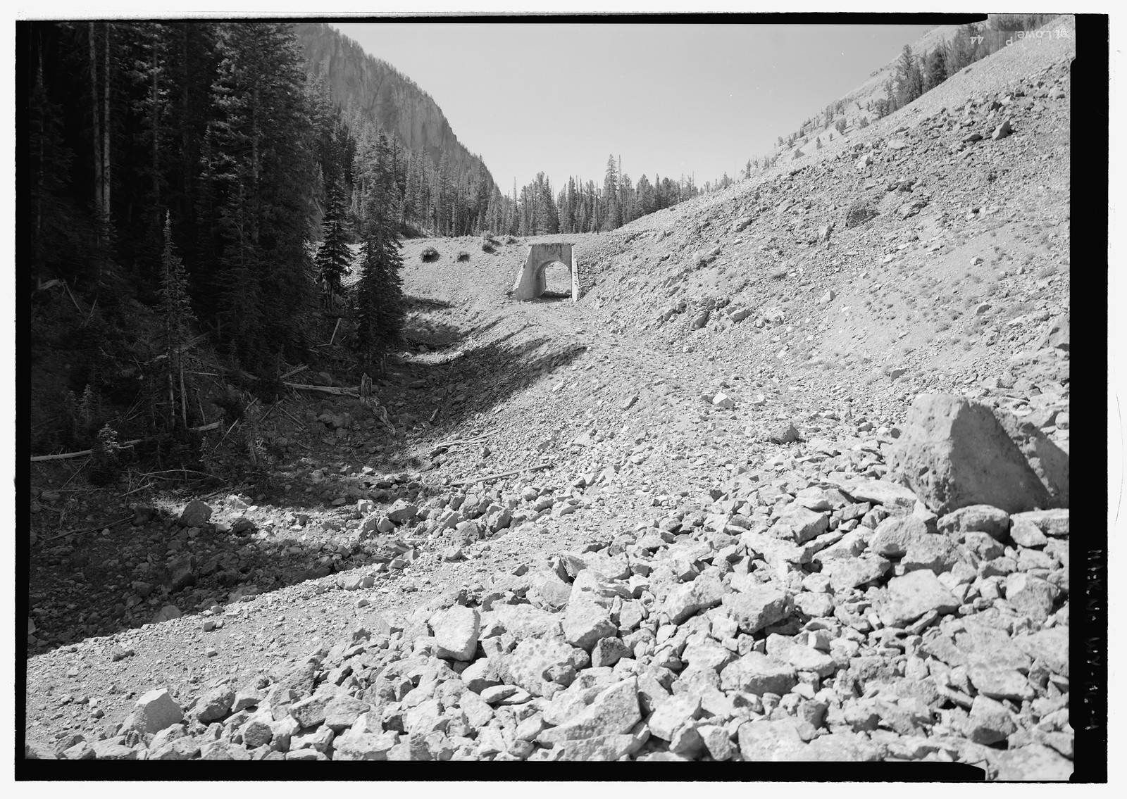 204461pu 4. VIEW WEST ALONG ROADWAY TOWARD EAST FACE OF CORKSCREW BRIDGE — historic image