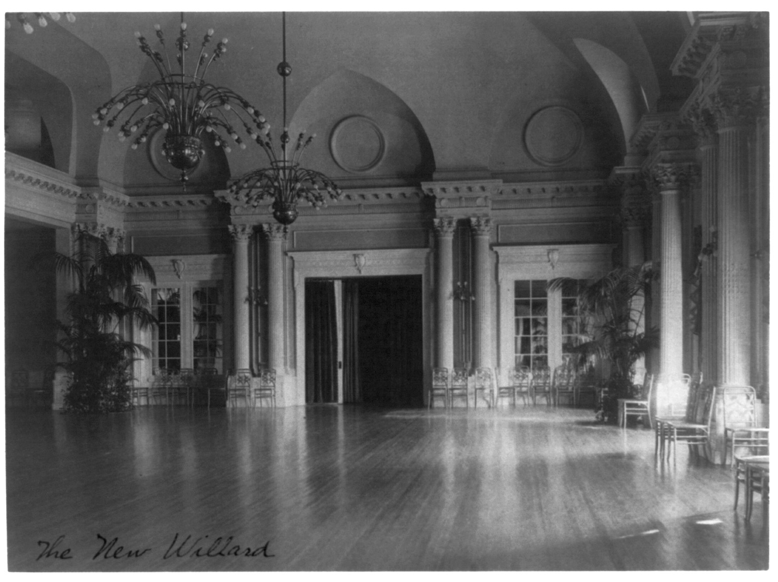 [Willard Hotel ballroom], [between 1901 and 1910] — historic photograph