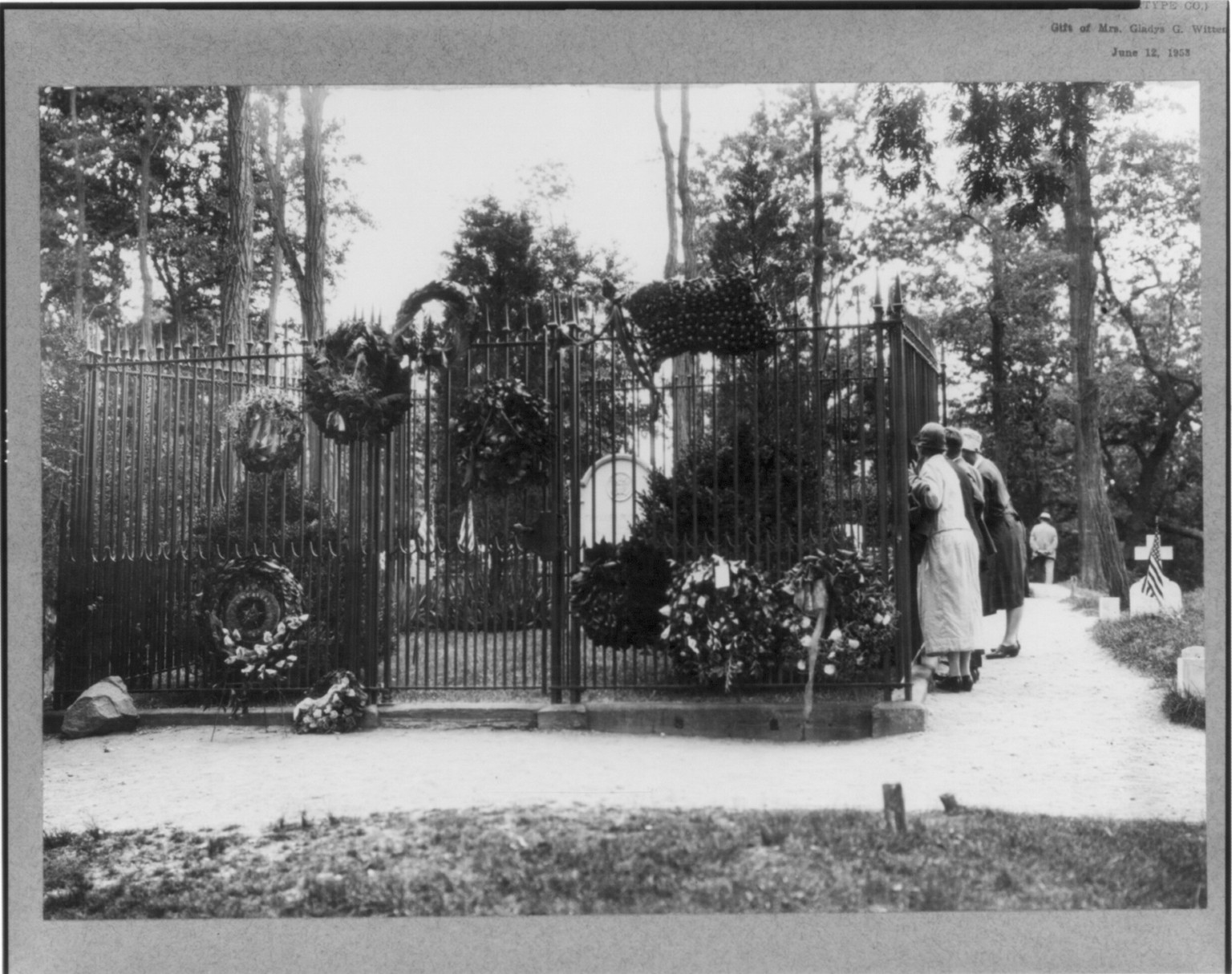Grave of Theodore Roosevelt, Oyster Bay, Long Island, [no date recorded on caption card] — historic photograph