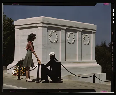 Sailor and young woman at the Tomb of the Unknown Soldier