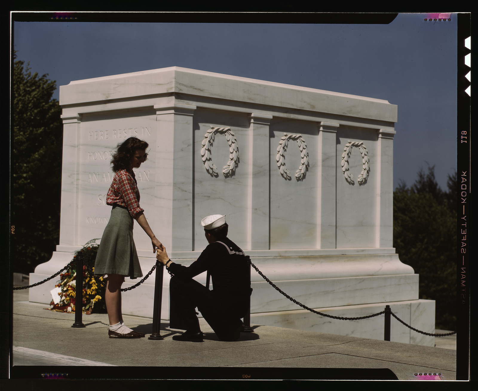 Sailor and young woman at the Tomb of the Unknown Soldier — historic image