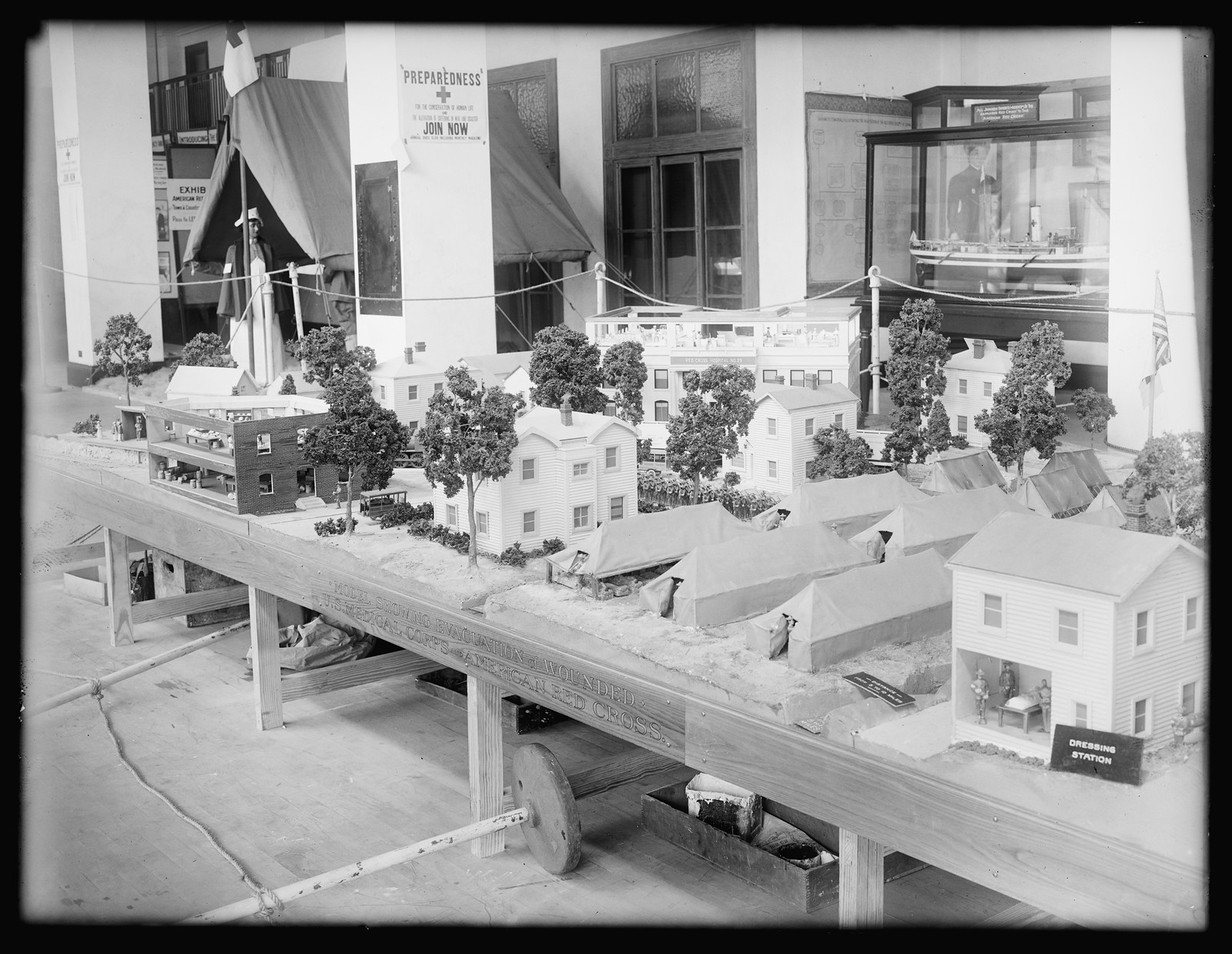 American Red Cross exhibit, 13 & G St., [Washington, D.C.], 1/30/16, [19]16 January 30. — historic photograph
