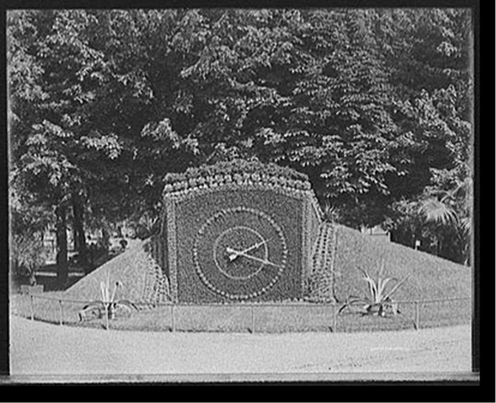 Floral clock, Water [Works] Park, Detroit, Mich., [between 1900 and 1910] — historic photograph