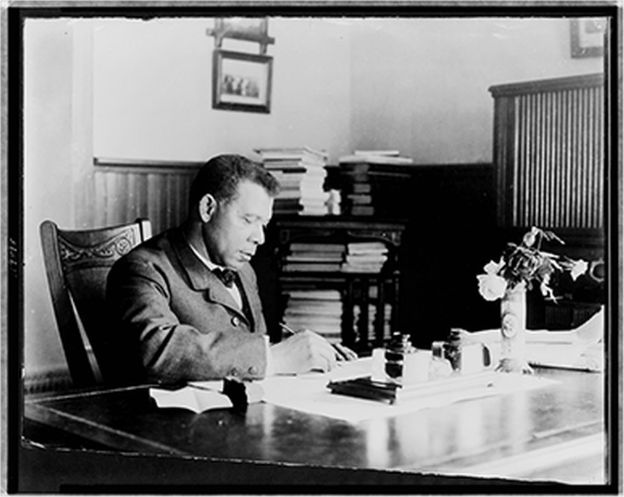 [Booker T. Washington, half-length portrait, seated at desk, facing right], [between 1890 and 1910] — historic photograph
