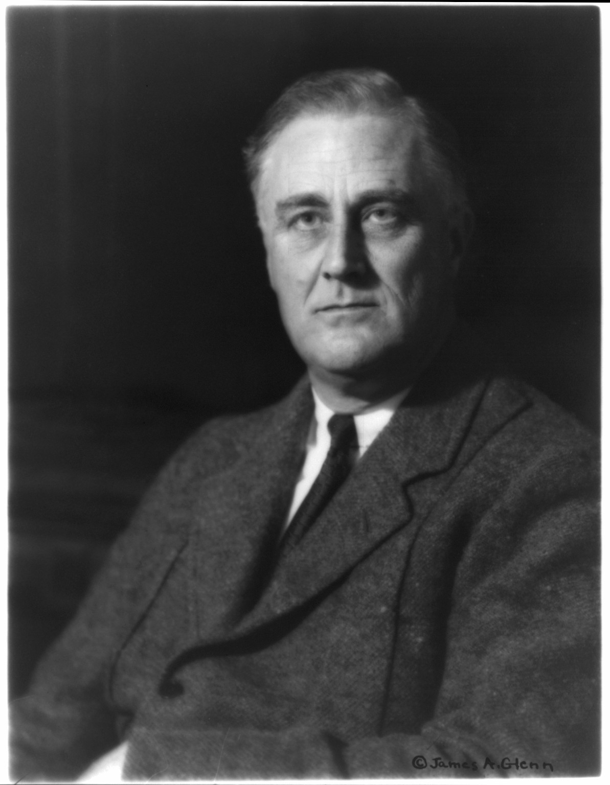 [Franklin D. Roosevelt, half length, facing right] — historic photograph