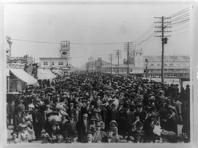 [Crowd on the boardwalk, Atlantic City, New Jersey]