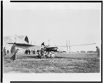 En 1910 manoeuvres de Picardie--Départ du sapeur Hubert Latham / photo France-Reportage.