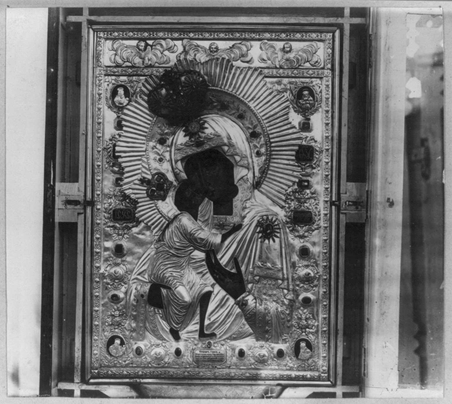 Chudotvornaia Ikona Ḟedorovskoi Bozh'ei Materi v Uspenskom soborie v Kostromie — historic photograph