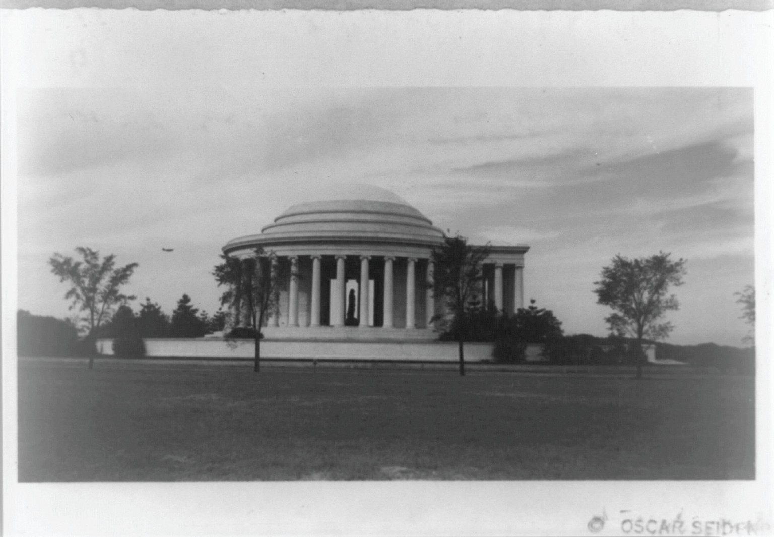 [Jefferson Memorial with the cherry blossoms], c1948 April 25. — historic photograph