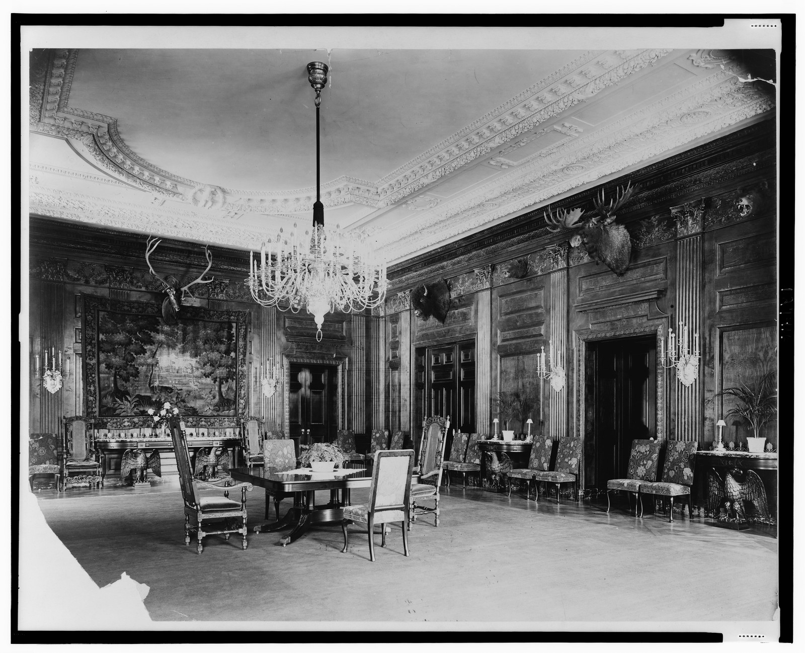 [White House state dining room, north and east sides, Washington, D.C.], 1906 — historic photograph