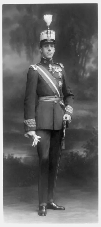 [Alfonso XIII, King of Spain, full-length portrait, standing, facing right, in uniform] / /Kaljak Art Phot., Madrid.