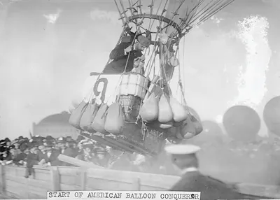 Balloon race, American balloon "Conqueror" rising , Berlin
