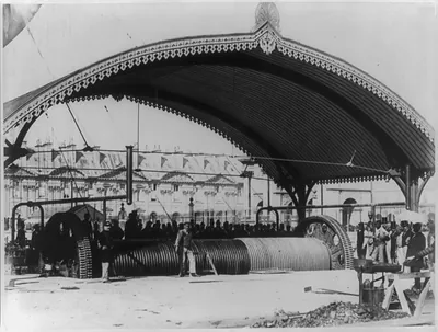 [Grand Balloon... de Mr. Genry Giffard, 1878 - Balloon cables under ornate canopy]