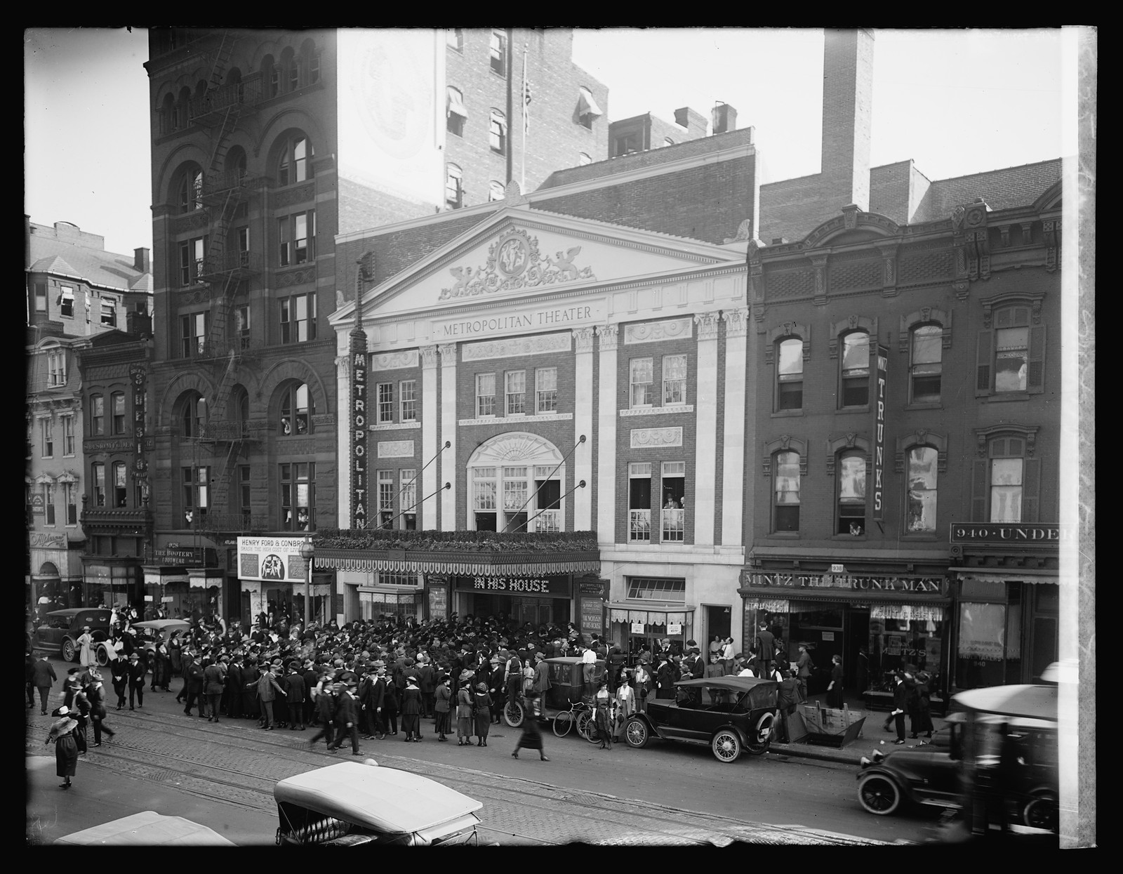 Crowds, Metropolitan Theatre, [Washington, D.C.], [between 1920 and 1921] — historic photograph
