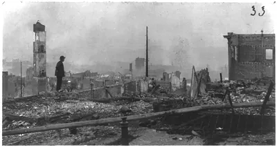 Photo by Arnold Genthe of San Francisco Chinatown: Chinaman overlooking earthquake ruins, 1906