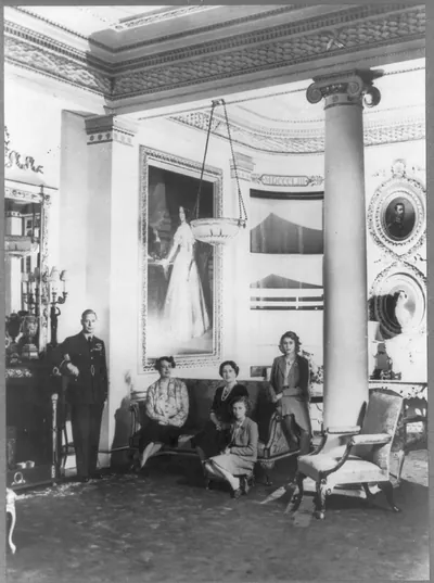 [Eleanor Roosevelt with the British royal family, in the Bow Room, Buckingham Palace]