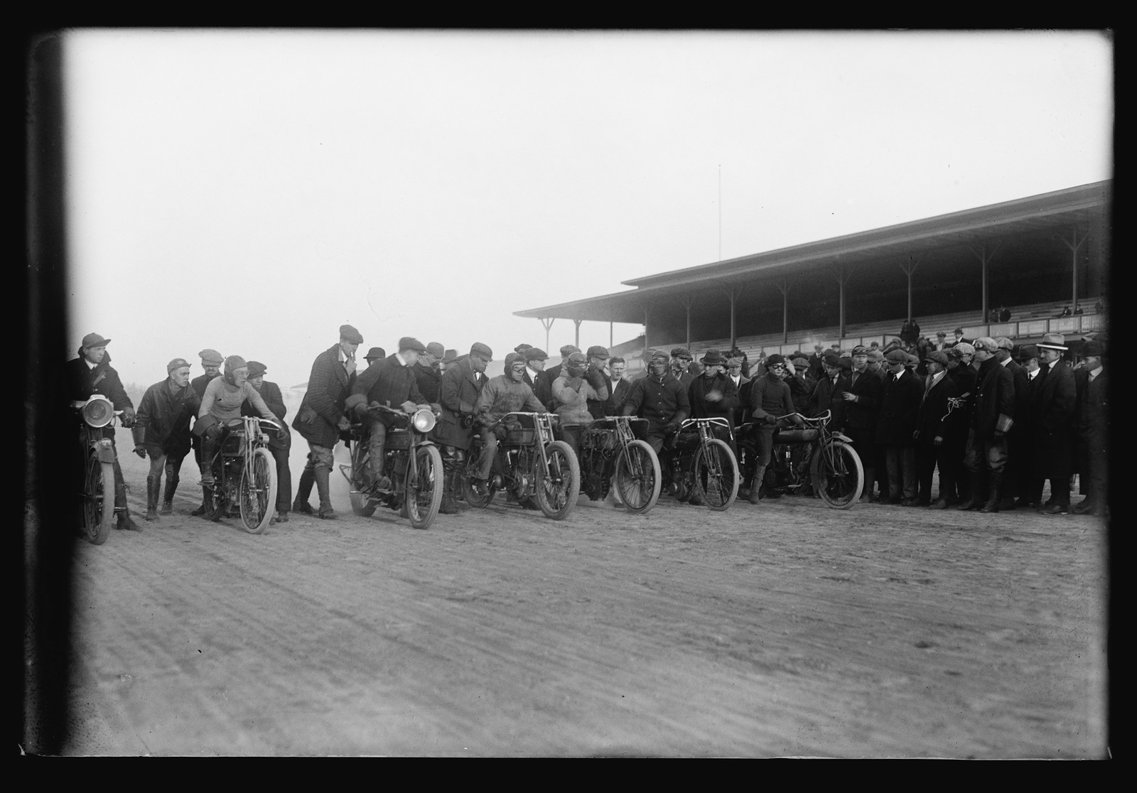 Motor cycle races, Laurel, Md., Nov. 25, 1915, 1915 November 25. — historic photograph