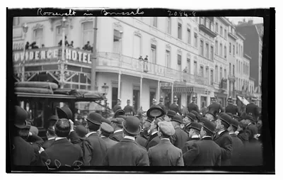 Roosevelt in Brussels. View from crowd toward balcony of Providence Hotel