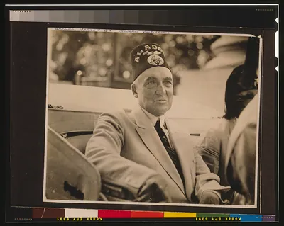 [Warren G. Harding, half-length portrait, in back seat of automobile, facing slightly right, wearing Masonic hat Aladdin"]"
