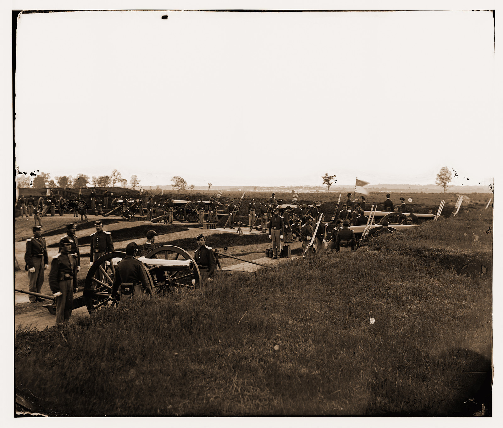 Arlington Virginia. Batteries in Fort No. 2 Fort Whipple, 1865 — historic photograph