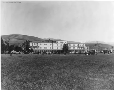 Yellowstone National Park: Mammoth Hotel with ball game in front