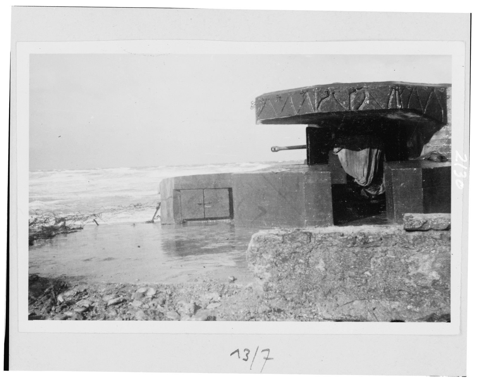 Pakstand an der Küste, [1944] — historic photograph