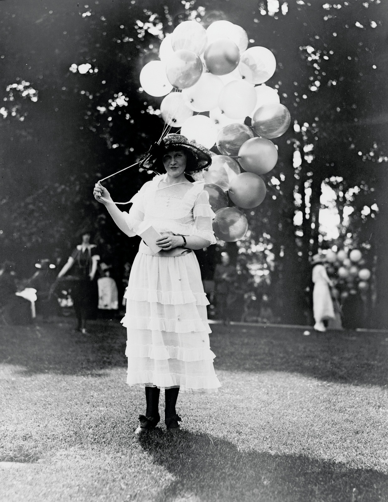Mrs. Orme Thornberry, balloon girl at the Near East Relief Benefit Garden Fete], [between 1920 and 1930] — historic photograph