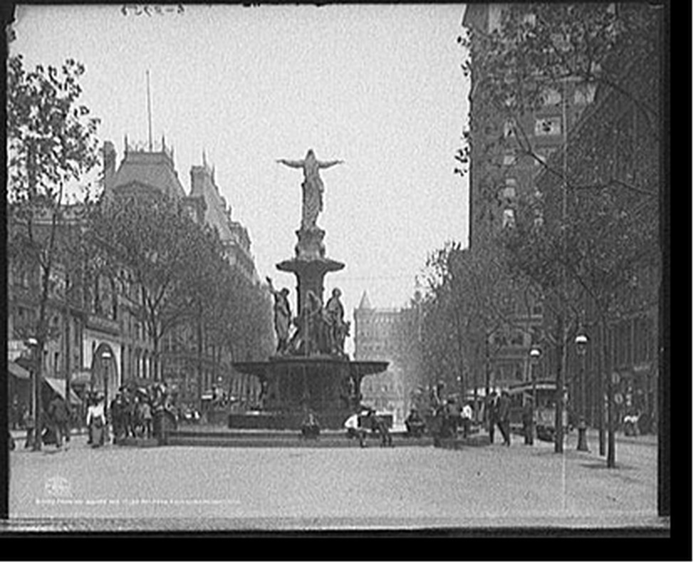 Fountain Square and Tyler-Davidson Fountain, Cincinnati, Ohio, c1906. — historic photograph